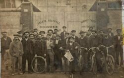 CARTE PHOTO - Neuilly sur Seine, 32/34 rue du Pont usine P Bardinet.