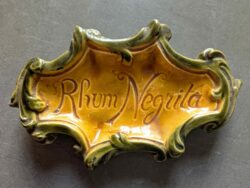 Rhum Negrita
Vide-poche en faïence, 8,5 x 14 cm
début XXe